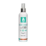 Loción muscular con CBD y mentol en fondo blanco.