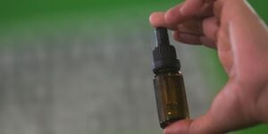 Envase de gotas de cannabis medicinal